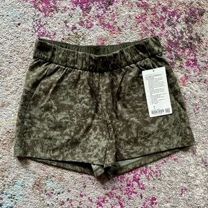 Lululemon Athletica Camo On The Fly Shorts, size 6